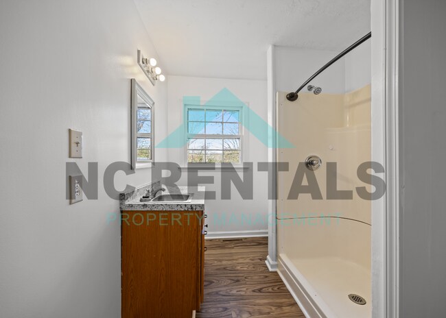 Building Photo - 721 Davis St