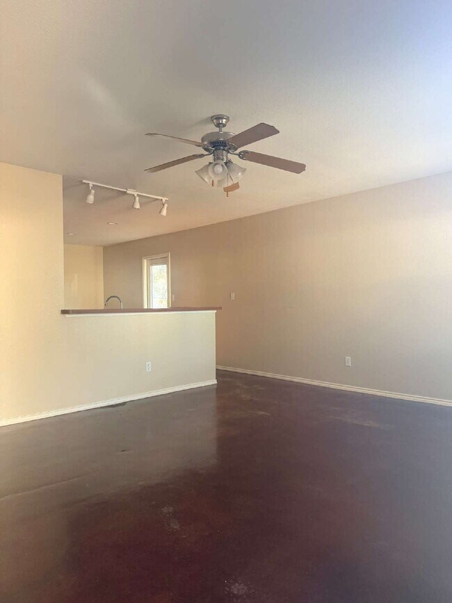 Building Photo - Three Bed/ Two Bath in Hollywood Park