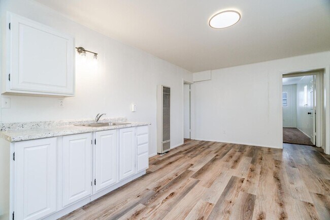 Building Photo - Super nice 5 Bedroom 3 bath property for r...