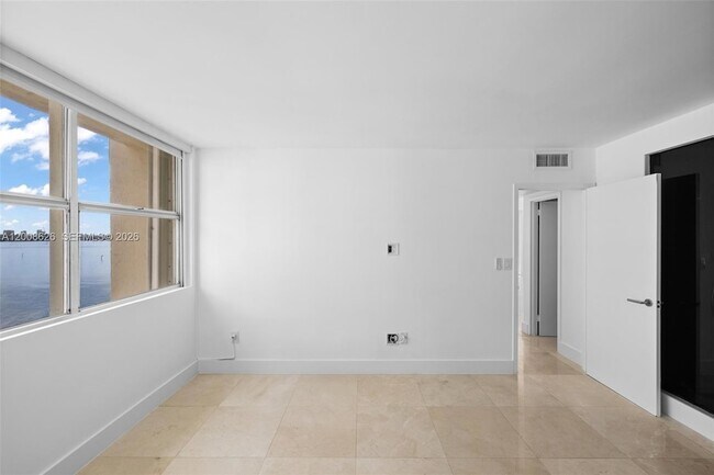 Building Photo - 1420 Brickell Bay Dr