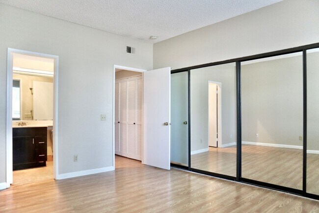 Building Photo - Charming condo in Fremont in a beautiful community – HUGE balcony!