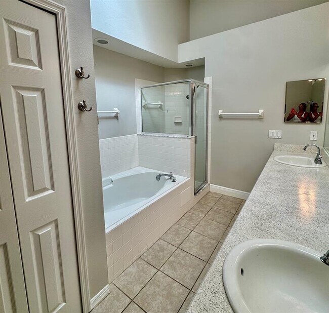 Building Photo - 1001 E Pebble Beach Cir