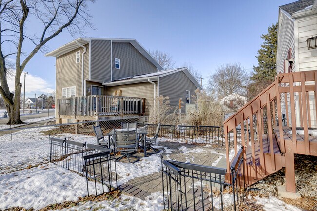 Building Photo - 3621 Dennett Dr