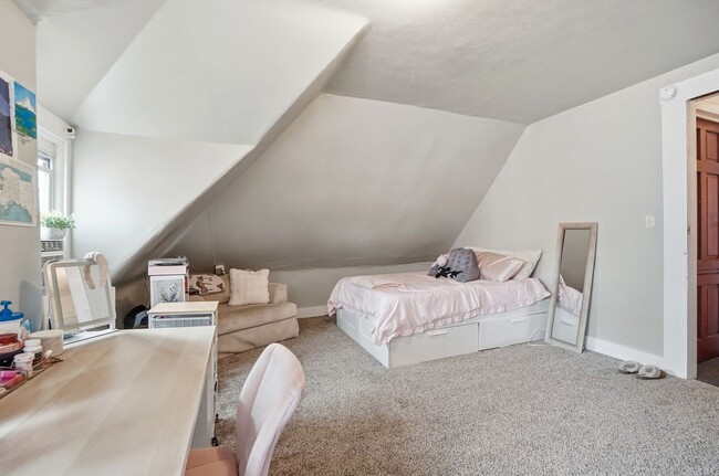 Building Photo - 7 bed/2 bath on Rohs St., Mins. from UC for Only $600/pp ($4,200/mo)!