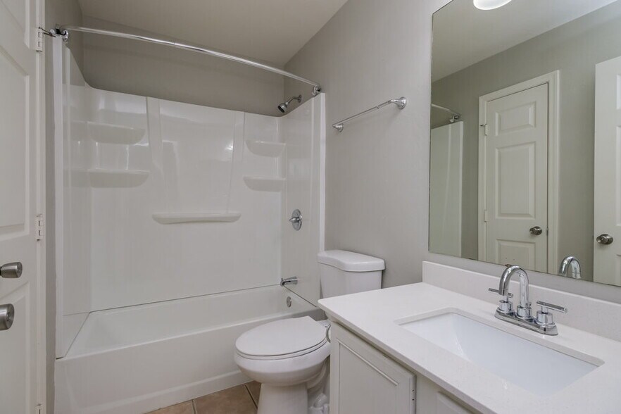 Building Photo - 5605 S 11th Pl