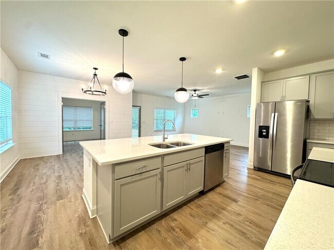 Building Photo - 2955 Vinca Dr