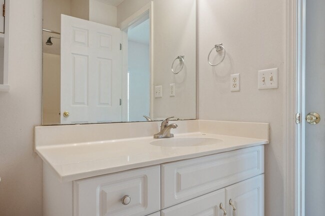 Building Photo - First Floor Oaks Unit!