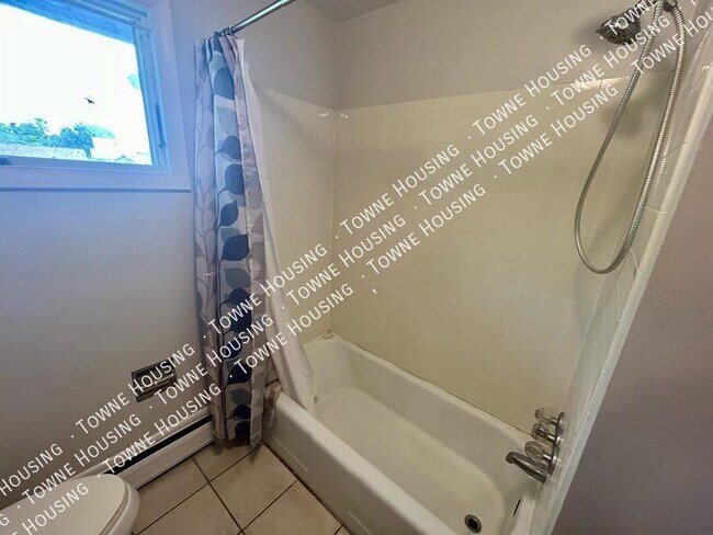 Building Photo - 493 Northfield Dr