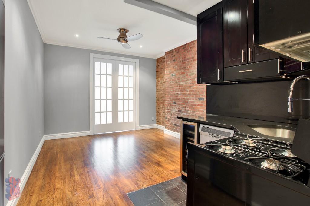 Building Photo - 250 Mott St