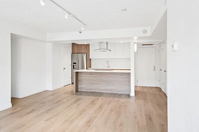 Building Photo - 2BR Condo w/ Covered Parking and Balcony Views at Broadway Towers