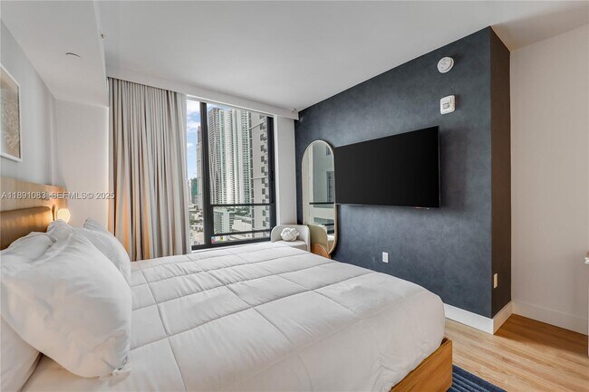 Building Photo - 601 NE 1st Ave