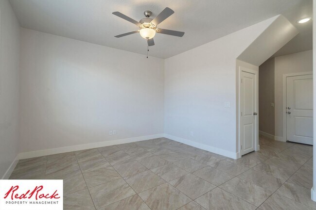 Building Photo - Gorgeous 3 Bedroom Townhome in Washington!