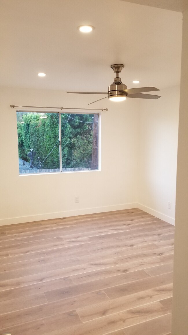 Building Photo - 6525 Woodley Ave