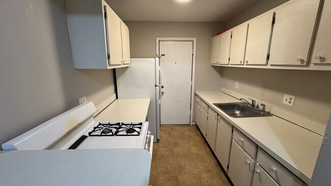 Building Photo - 1700 SW 16th Ct