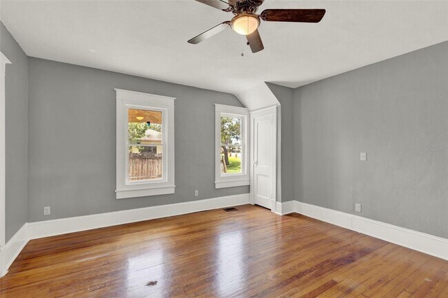 Building Photo - 611 S Grove St