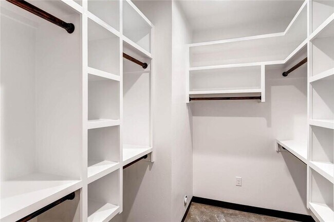 Building Photo - 5605 William Holland Ave