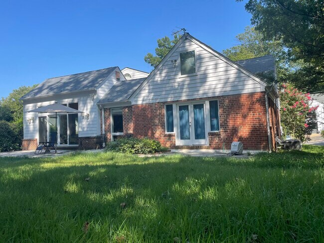 Building Photo - 2354 King Pl NW