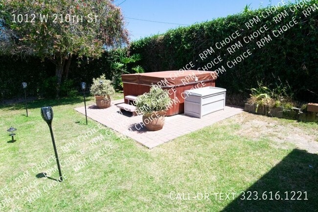 Building Photo - 1012 W 210th St