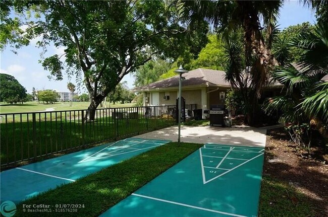 Building Photo - 2901 S Palm Aire Dr
