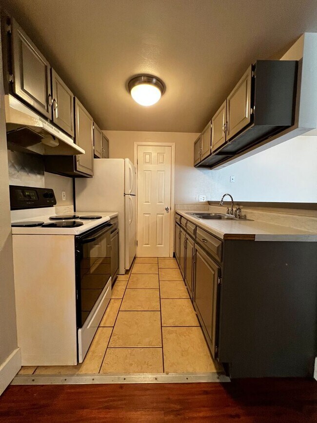 Building Photo - Robertson1001 (KC-JF-NB)