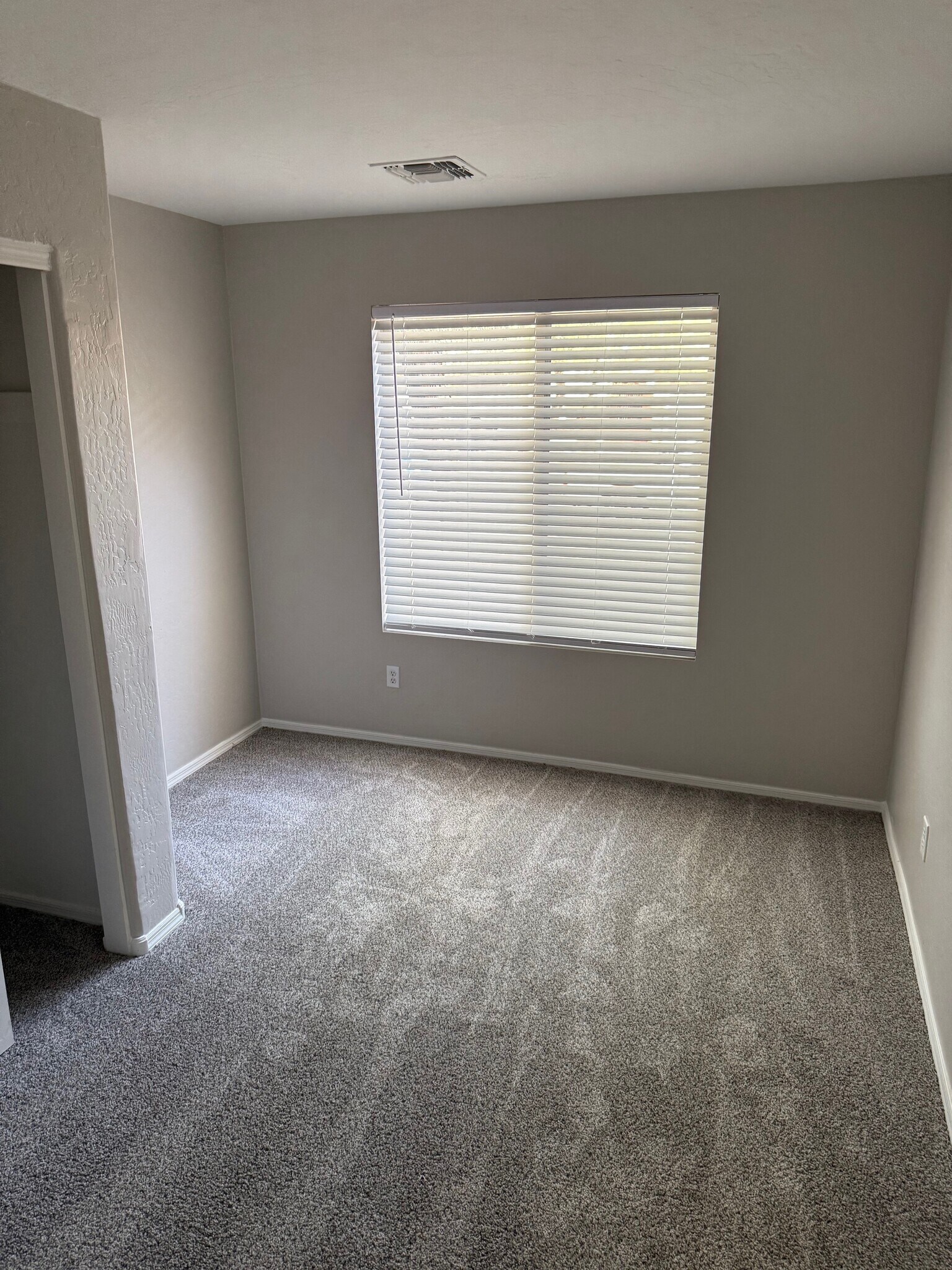 Building Photo - 9741 W Heber Rd