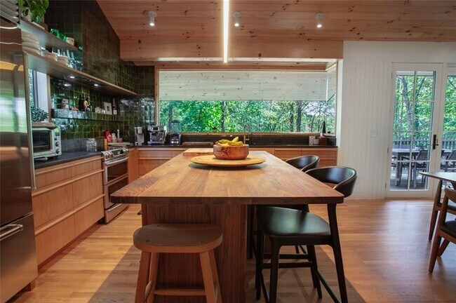 Building Photo - 8885 Bay Dr