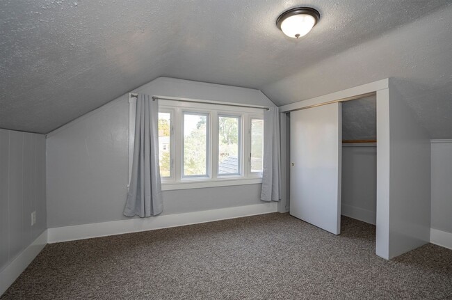 Building Photo - North End Tacoma Three Bed Craftsman