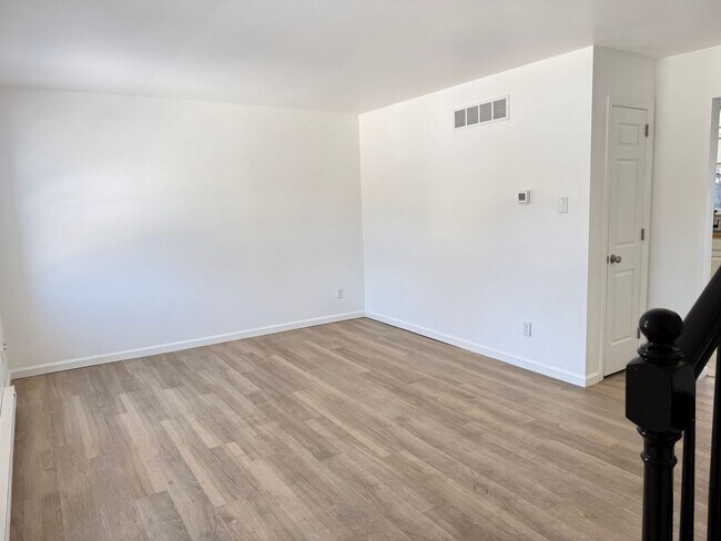 Building Photo - Beautiful 2-Bedroom 1.5 Bathroom Home in Elizabethtown School District!