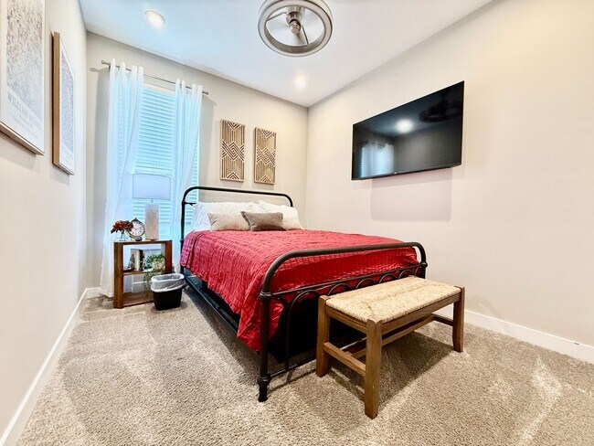 Building Photo - Central, luxury townhome in the heart of Liberty