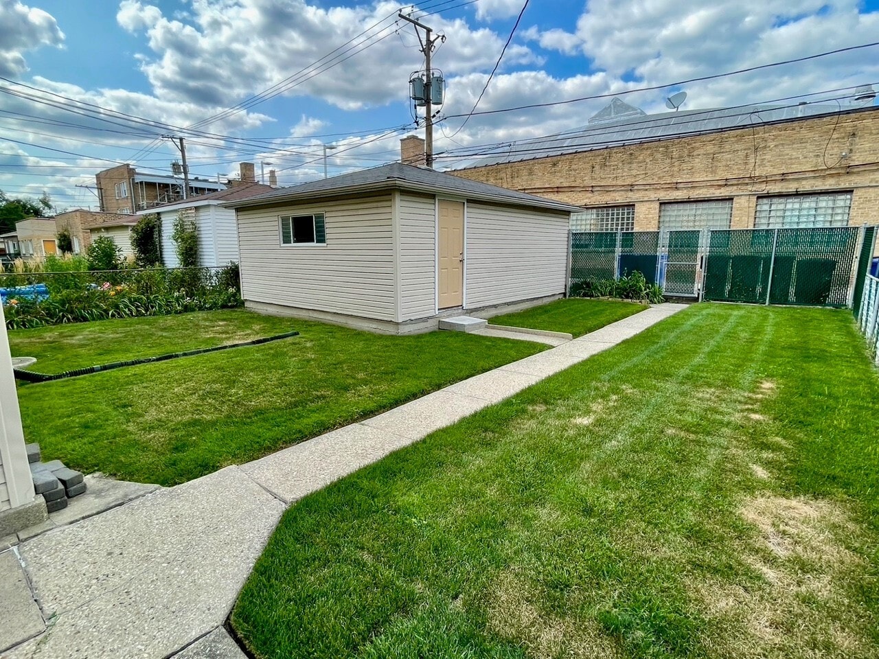 2 car garage - 5336 W Dakin St