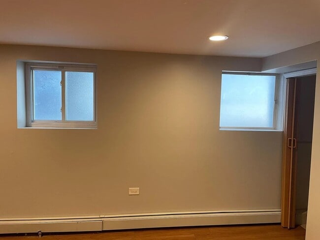 Building Photo - 5106 W Sunnyside Ave