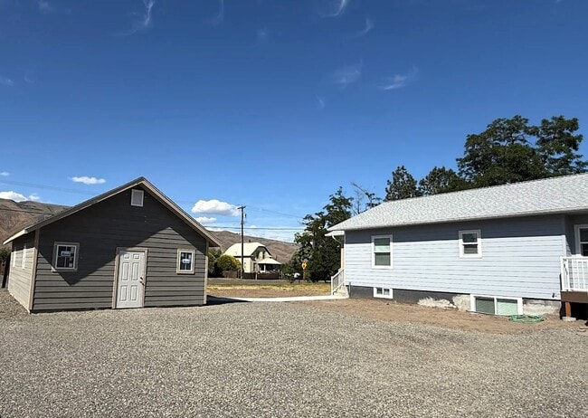 Building Photo - 1329 Elm St