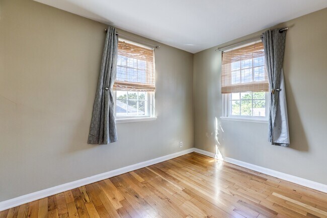 Building Photo - Charming End-Unit Townhouse in Fairlington
