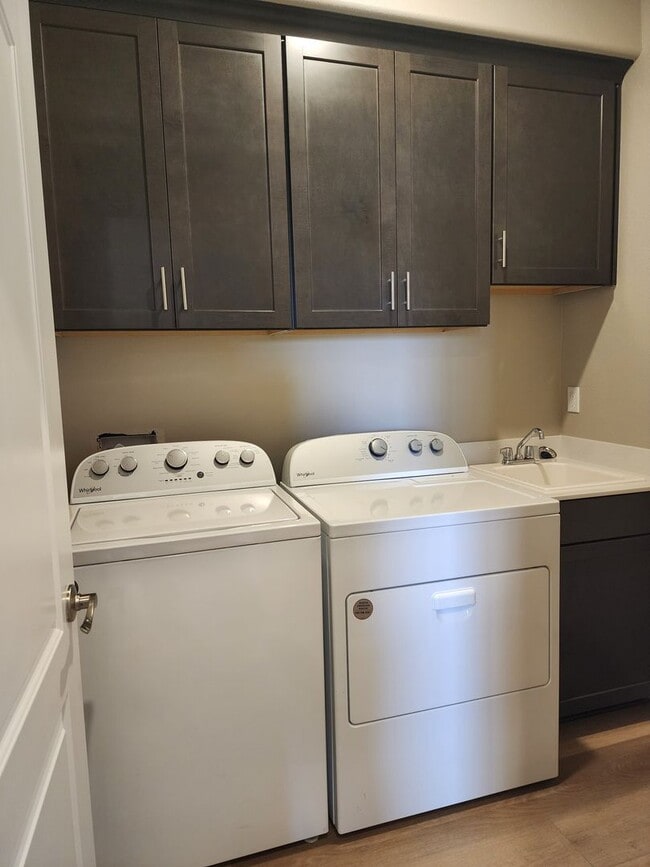 Building Photo - 4/2.5 Modern & Beautiful Townhome in Minden