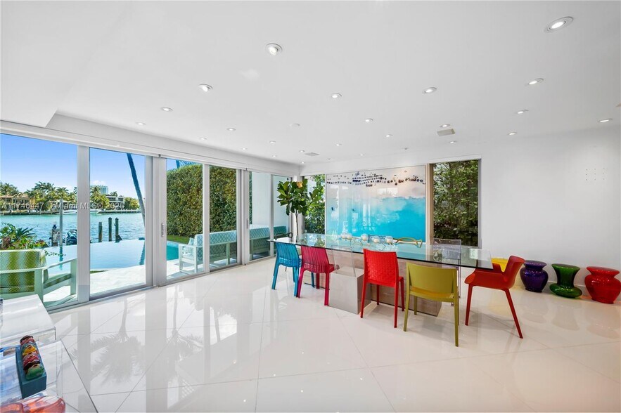 Building Photo - 1061 N Venetian Dr