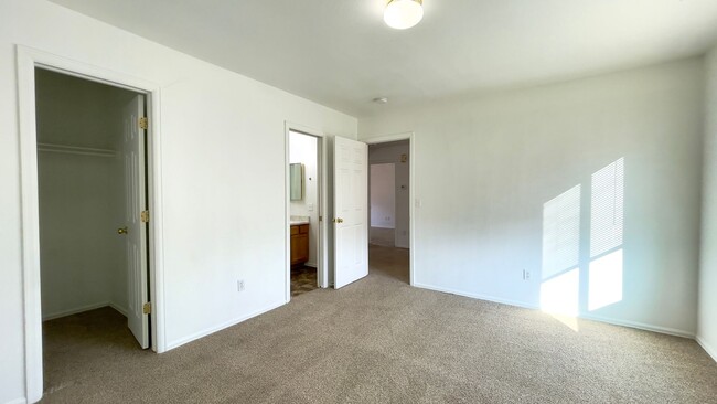 Building Photo - Upper 2 bed, 2 bath Condo on Leland