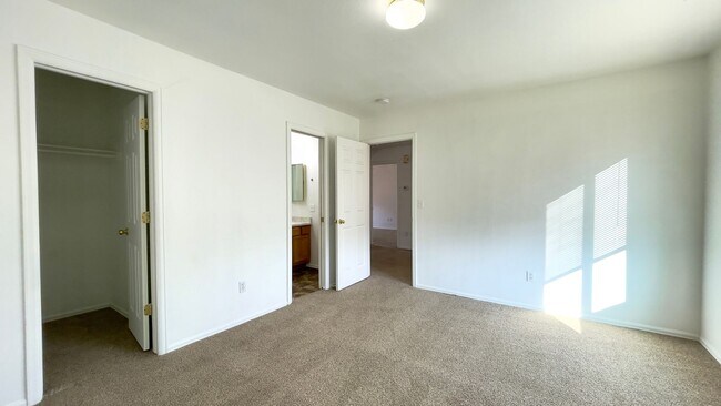 Building Photo - Upper 2 bed, 2 bath Condo on Leland for rent!