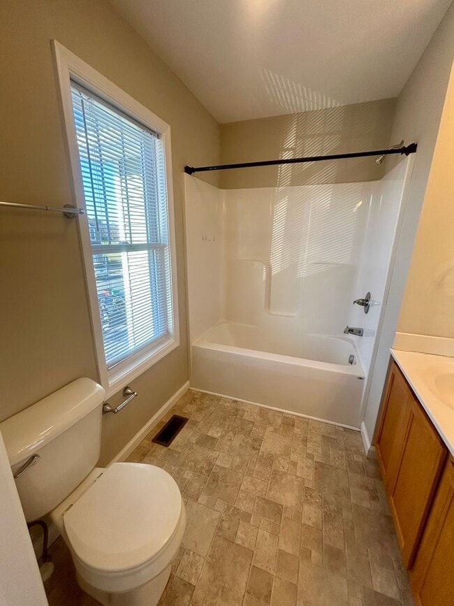 Building Photo - Town House For Rent