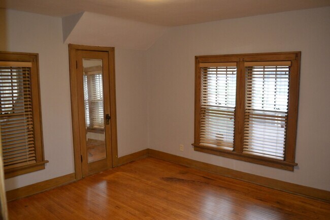 Building Photo - Historic Downtown Single Family Home for R...