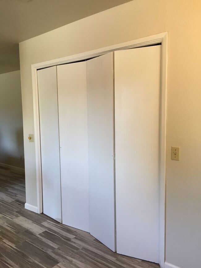 Building Photo - 407/409E. Alexander