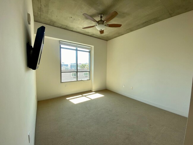 Building Photo - Downtown Views from Cortez Hill! Tall Ceil...