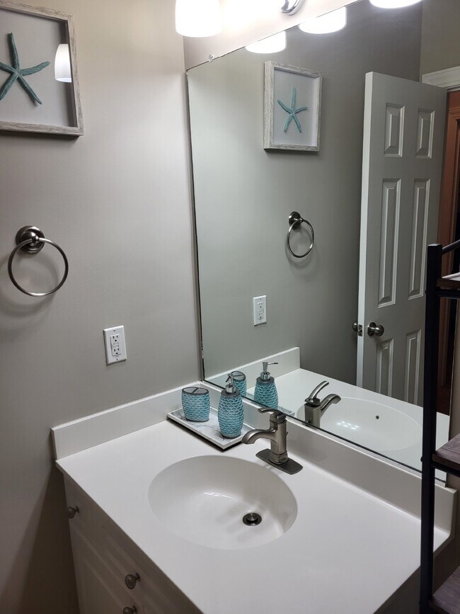 Building Photo - 407 S Elgin Ct