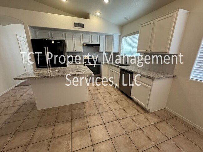 Building Photo - Spacious Open Concept 3 bedroom, 2 bath Ho...