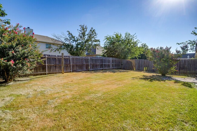 Building Photo - Spacious 3 Bedroom, 2 Bath Home Waiting fo...
