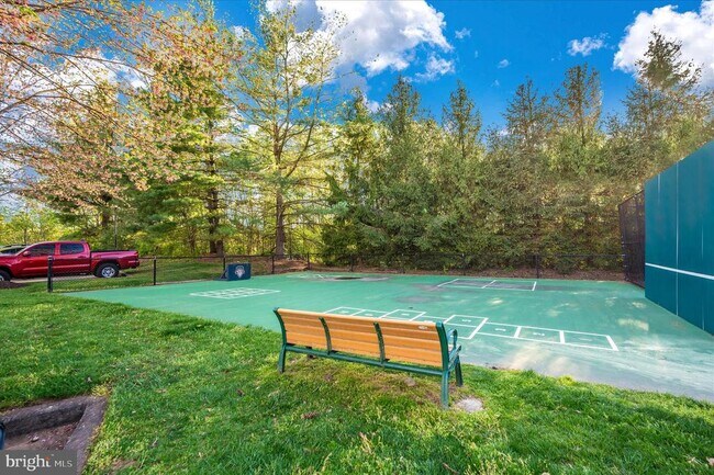 Building Photo - 10001 Vanderbilt Cir