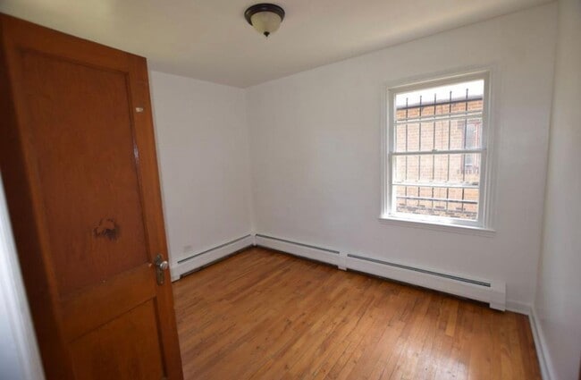 Building Photo - Charming six bedroom home near River North...
