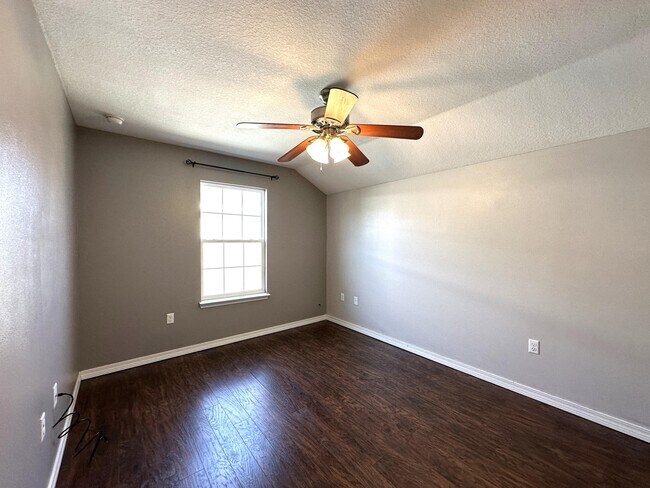 Building Photo - 417 Eisenhower Dr