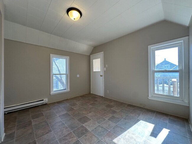 Building Photo - 598 Rose Ave E