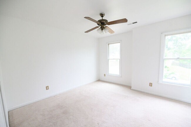 Building Photo - Wonderful and Spacious 3 bedroom home 2.5 bath in High Point with 2 car garage and large fenced-i...