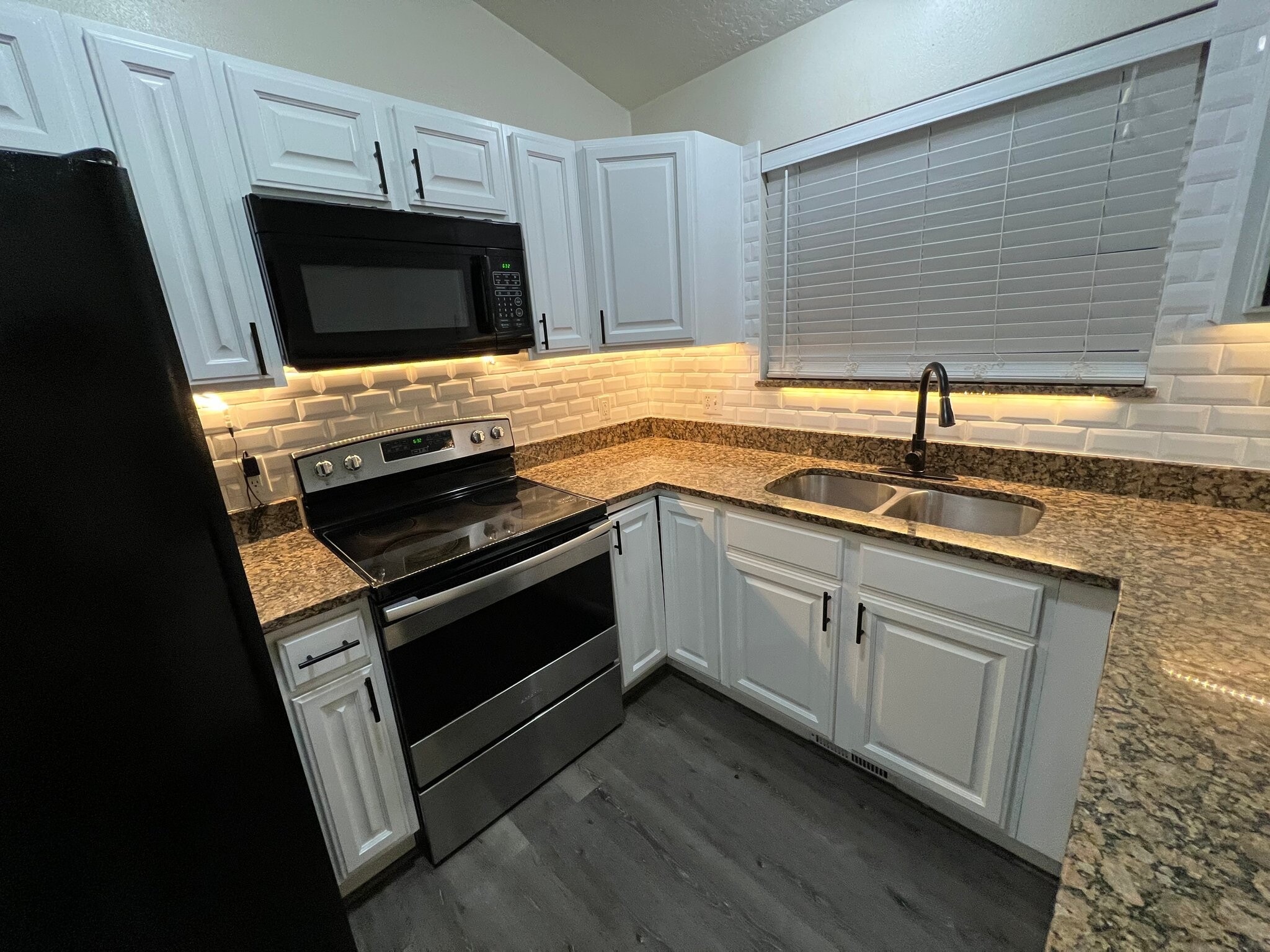 Building Photo - 3576 N Canary Way